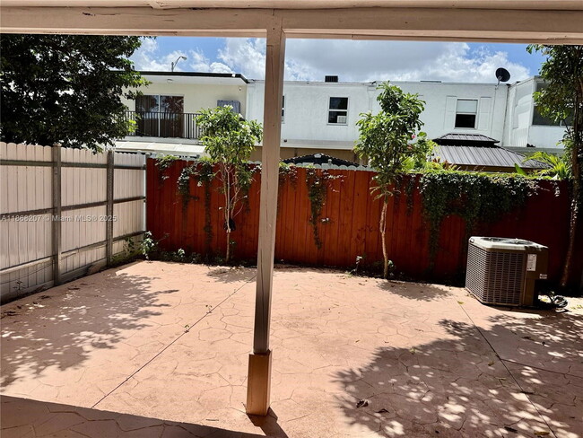 Building Photo - West 81st Place, Hialeah, FL 33014 - 4 BR 2.5 BA townhouse