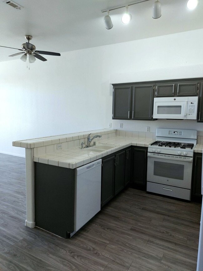 Building Photo - North Las Vegas 2 bedroom Townhouse