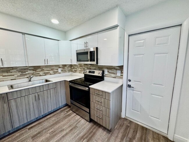 Photo - 100 SW 9th St Apartment