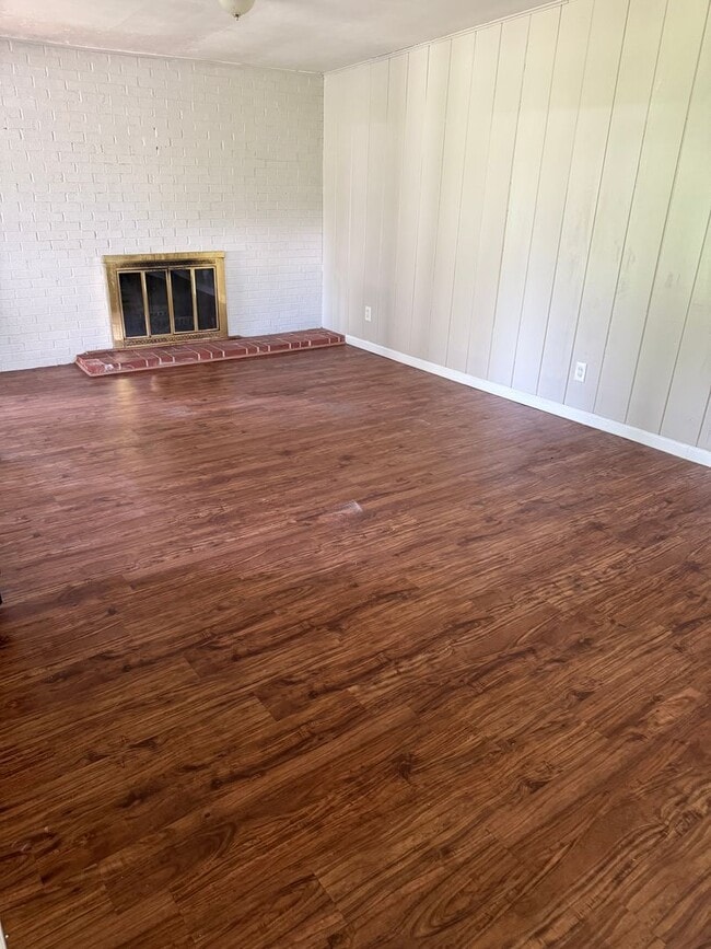 Building Photo - Spacious 3 + Bedroom with 2 Full Baths for...