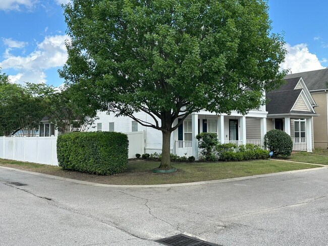 Foto del edificio - Large 3 bd 2.5 bath with all new paint! Fe...