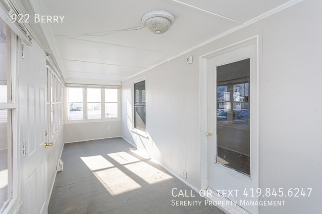 Building Photo - 922 Berry-