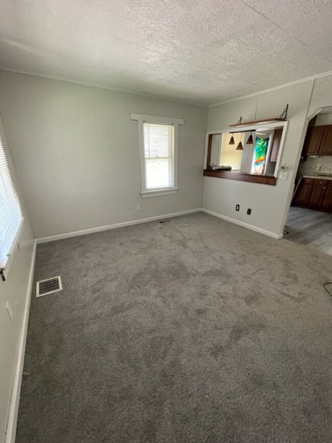 Building Photo - Beautiful 2 Bedroom 1 Bathroom Single fami...