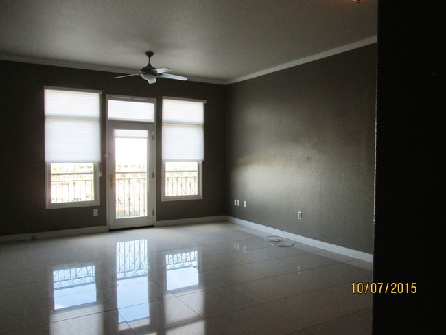 Building Photo - 2240 Village Walk Dr