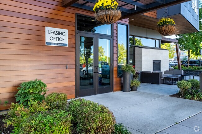 Entrada - Discovery West