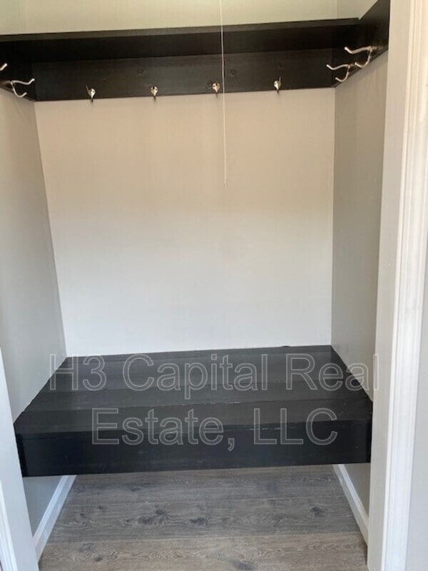 Building Photo - 452 Meadow Dr