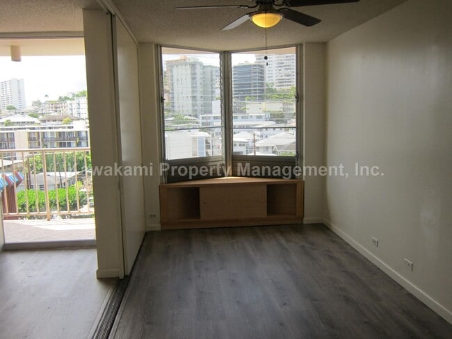 Building Photo - Conveniently Located, Renovated Condo w/Pa...