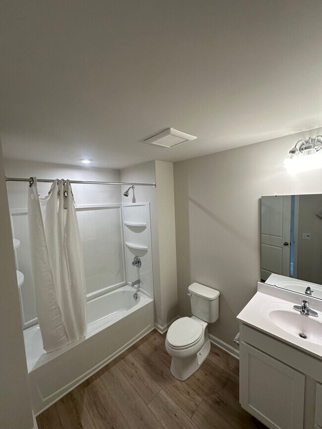 Building Photo - 18 Beach Ct