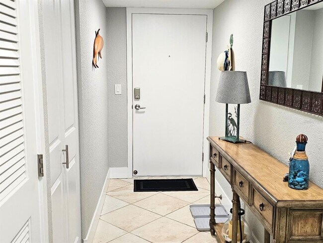Foto del edificio - 7560 Bay Island Dr S