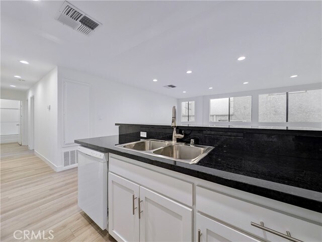 Foto del edificio - 17312 Chatsworth St