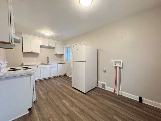 Foto del edificio - 2 Bedroom, 1 Bathroom Apartment in High Point!