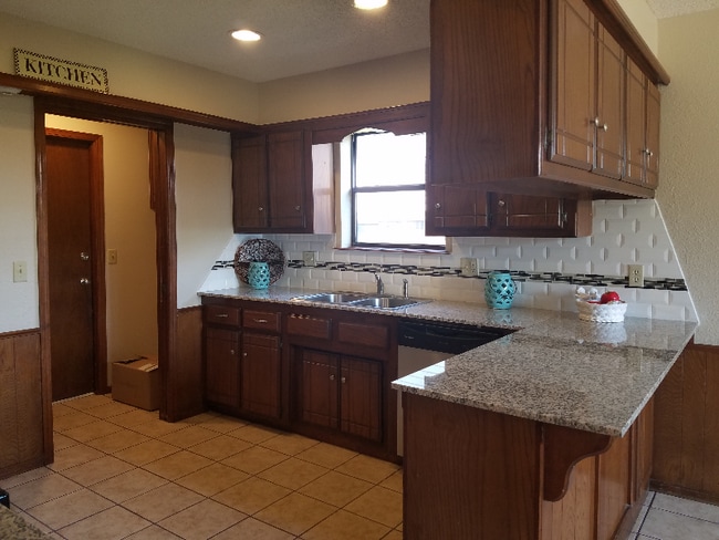 Building Photo - 5504 Cloverlawn Dr