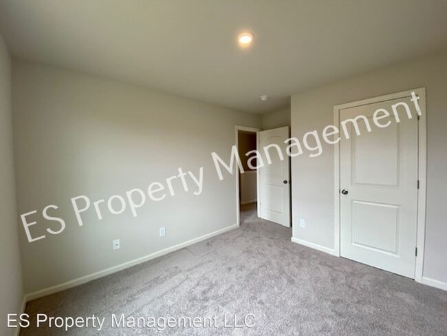 Building Photo - 5 br, 3 bath House - 2905 W. Kings Canyon Dr.