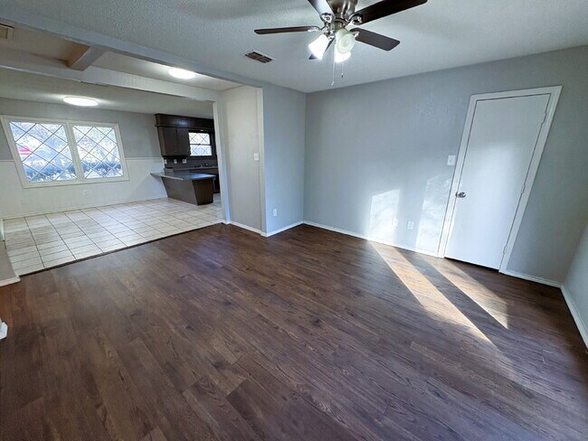 Foto del edificio - Outstanding Three Bedroom Home With Sunroom Located in the Heart of the Hub City!