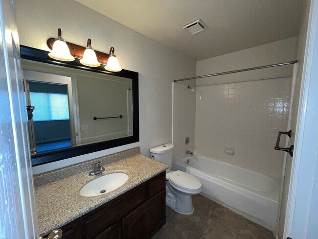 Foto del edificio - 3 Bed | 2 bath | 1620 SF | 2 Car Garage | Single Story | Tenant pays $175 for WS&G | Includes Gar...