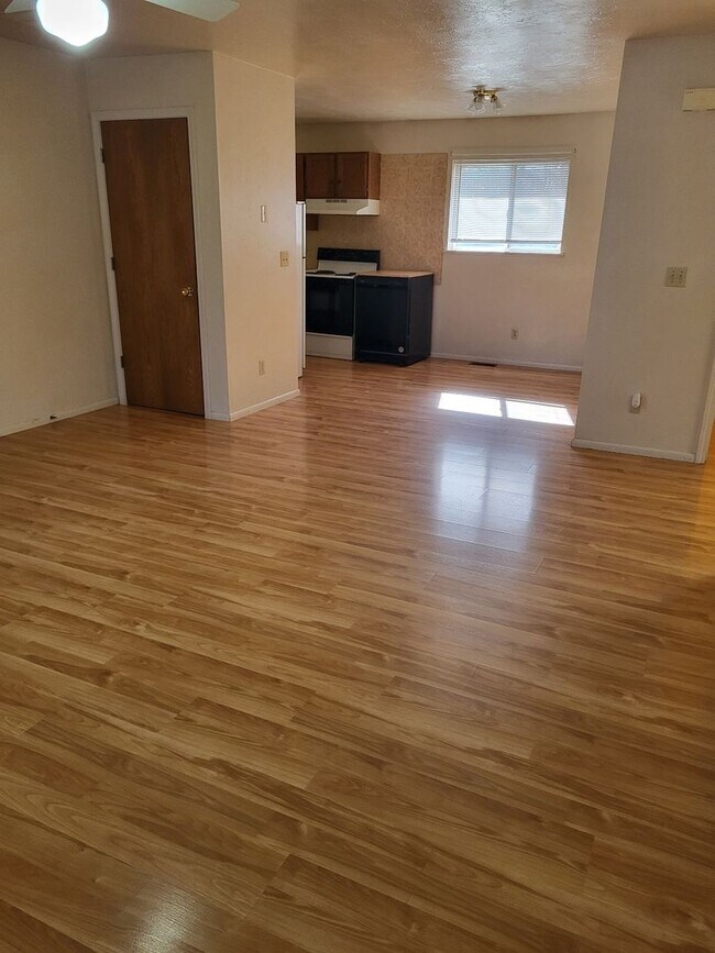 Foto del edificio - 2 Bedroom, 1 Bath Duplex with large yard.