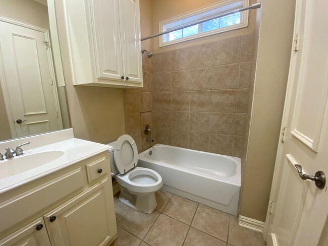 Foto del edificio - Two Bedroom, 3 level Condo in Oak Lawn