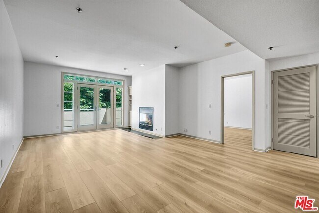 Foto del edificio - 2222 Beachwood Dr
