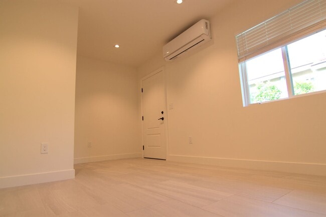 Building Photo - 216 Harding Ave