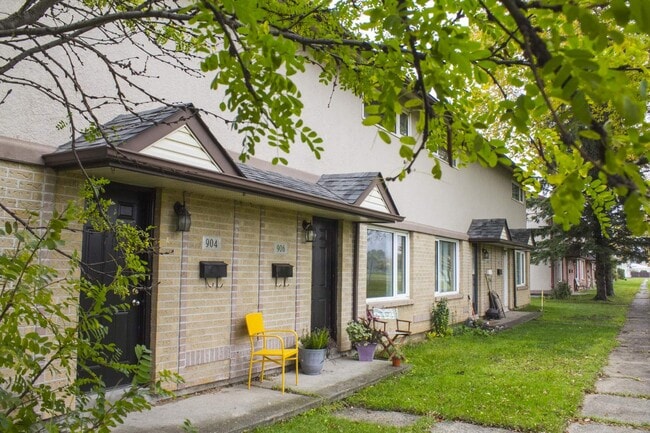Building Photo - 3 Bedroom Corner-930 Neebing Avenue. Thunder Bay, ON