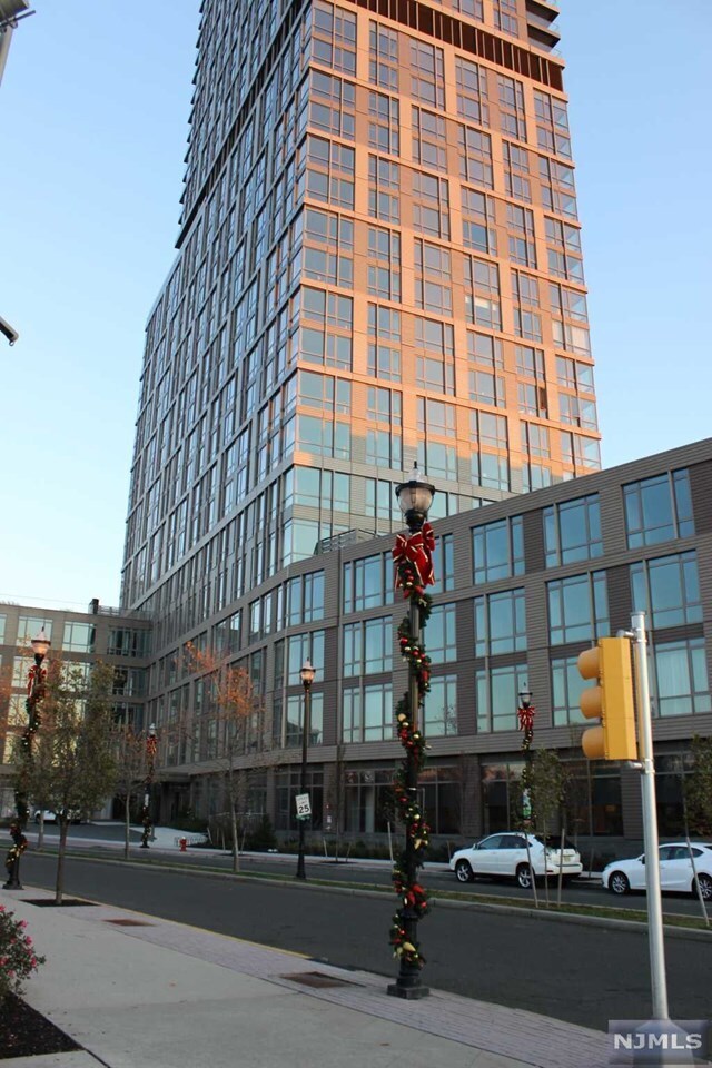Building Photo - 75 Park Ln S