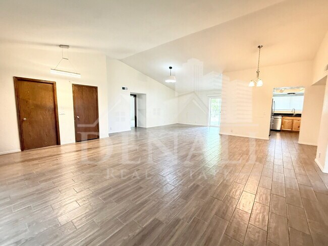 Building Photo - 916 W Strahan Dr