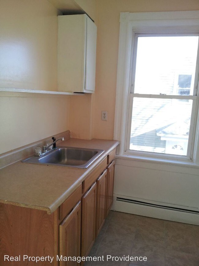 Building Photo - 2 br, 1 bath Apartment - 6 Young Ave.