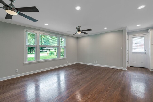 Foto del edificio - Spacious 5-Bedroom Home with Modern Update...