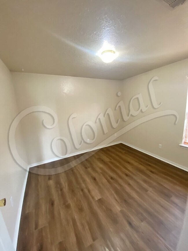 Foto del edificio - AVAILABLE ! *MORE PHOTOS COMING SOON*