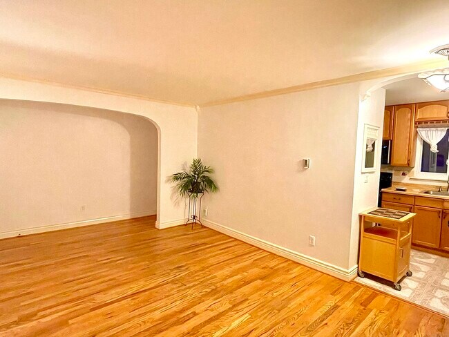 Building Photo - 1634 Farmington Ave
