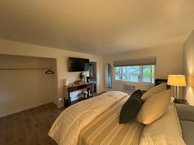 Building Photo - 10 Country Club Way