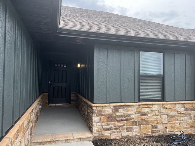 Building Photo - Brand New Home In Nixa!