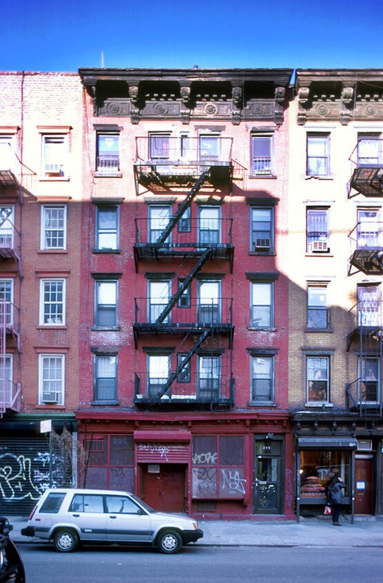 Building Photo - 205 E 4th St
