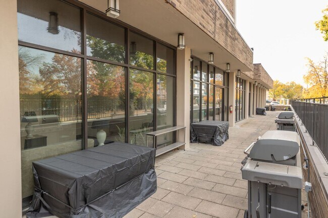 Building Photo - Unbeatable Views, Ample Amenities, 2 Bed 1...