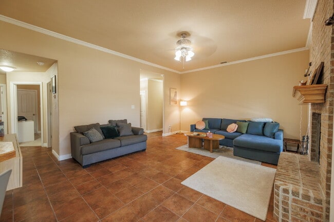 Foto del edificio - For Lease