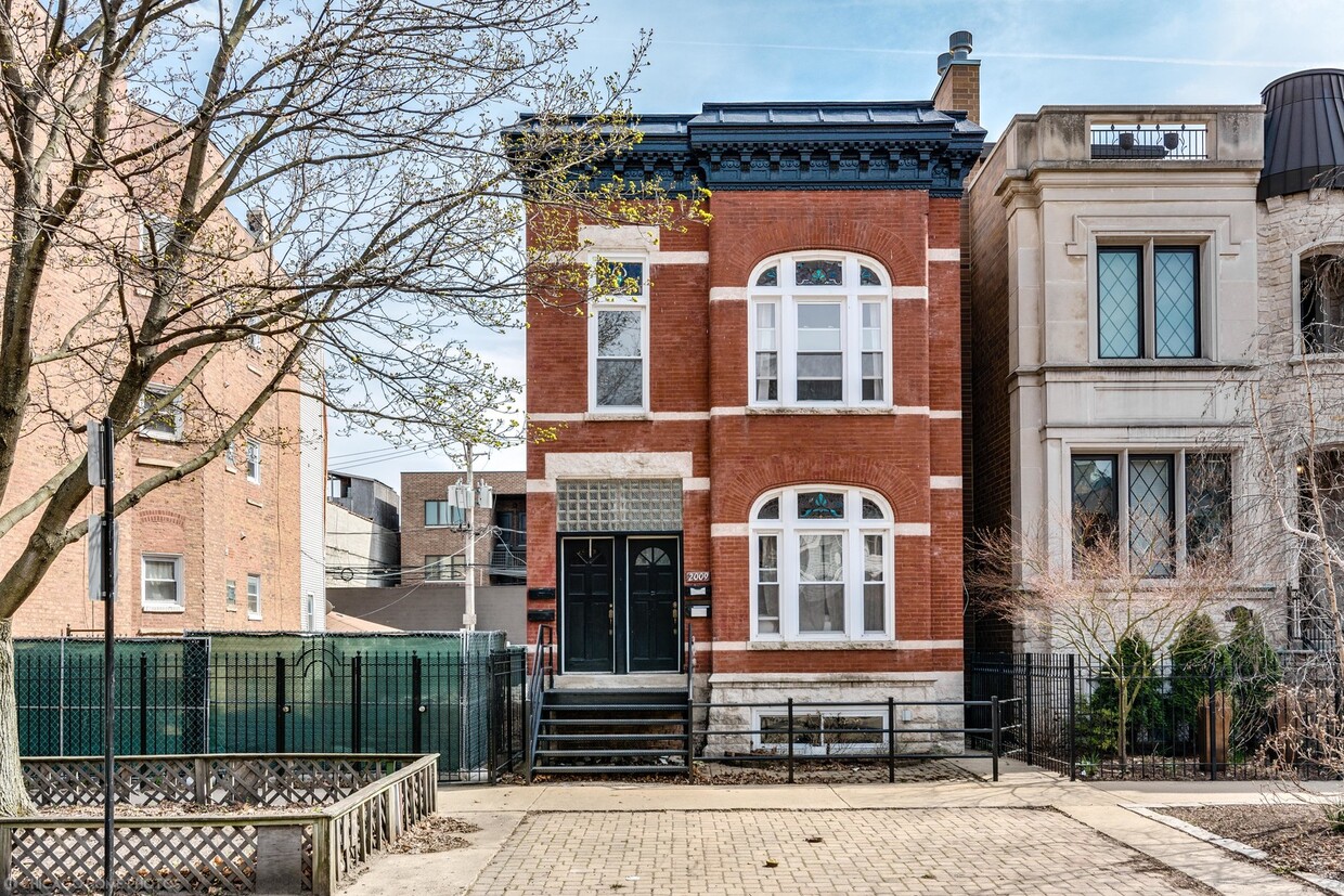 Primary Photo - 2009 W Huron St