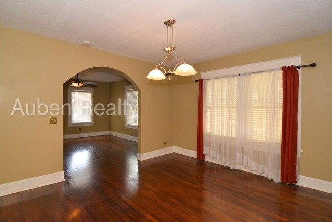 Building Photo - Cute 2 Bedroom Cottage For Lease