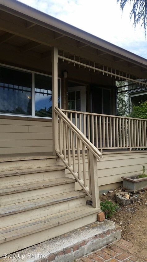 Foto principal - 445 S Stewart St
