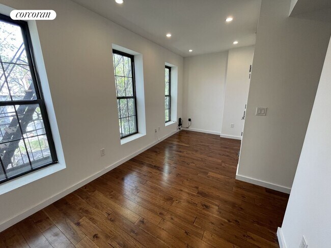 Building Photo - 477 Putnam Ave
