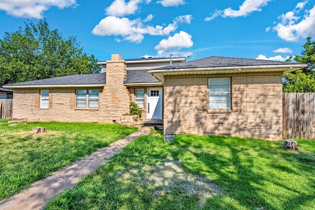 Building Photo - 5 Bedroom