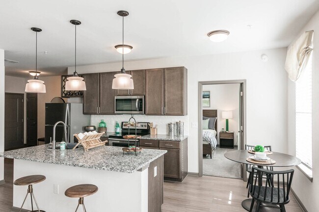 Foto del edificio - Village at Westland Cove Apartments