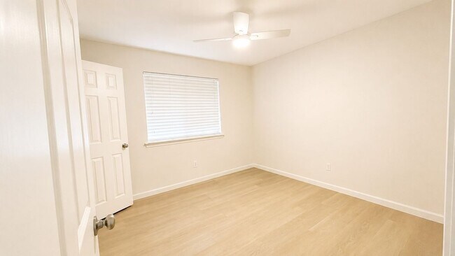 Building Photo - 306 N Mt Rushmore Dr