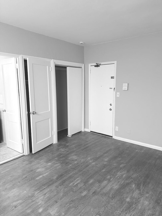 Building Photo - Studio, 1 bathroom apartment ready for mov...