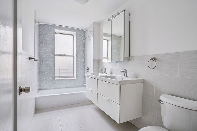 Foto del edificio - 811 Walton Ave