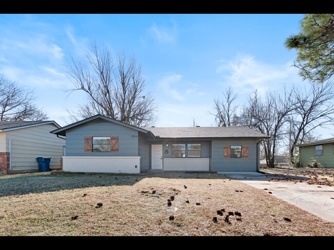 Photo - 1304 Pinewood Ct House