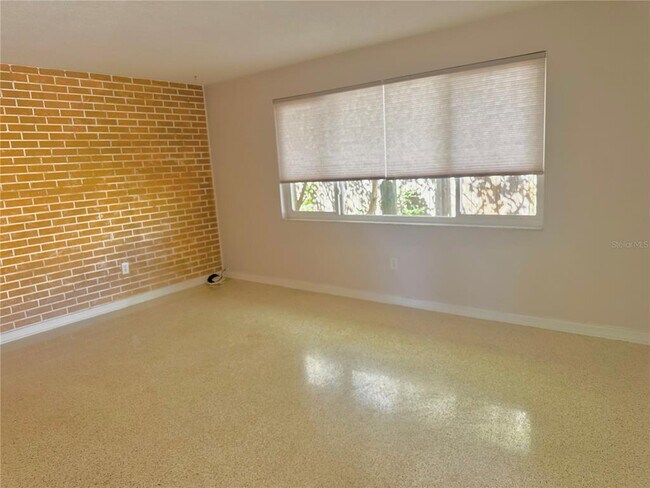 Building Photo - 2054 Broadway Ave