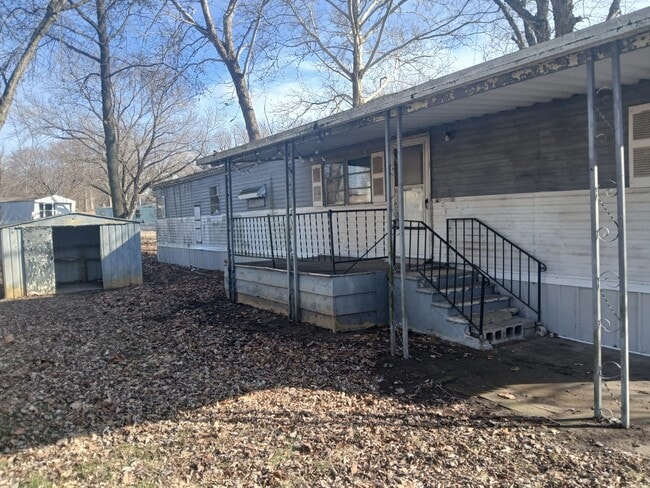 Building Photo - 11 Camelot Dr