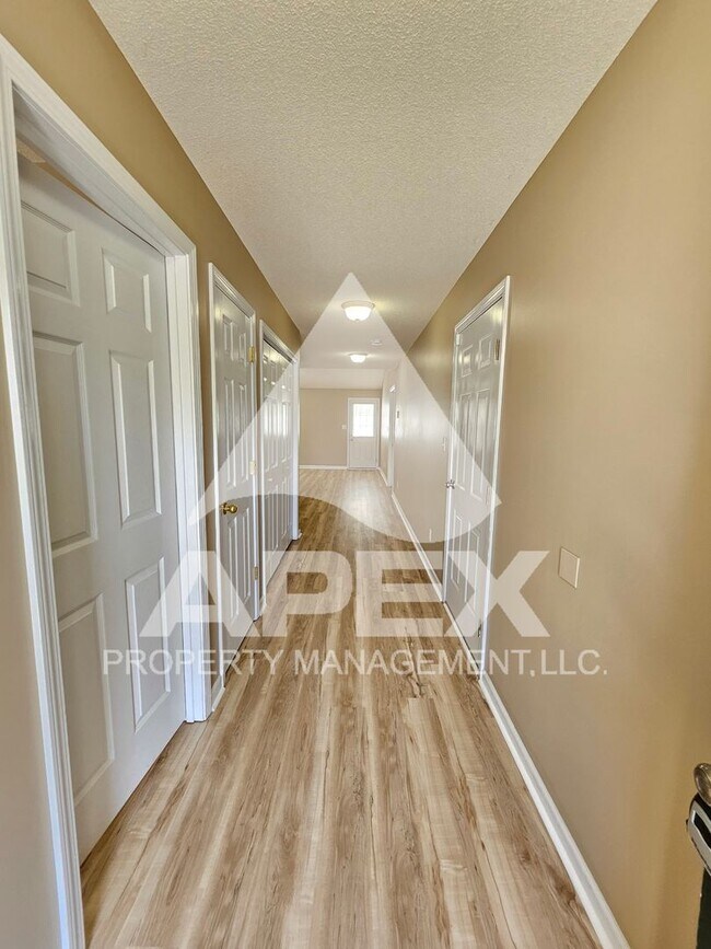 Building Photo - 2 Bd | 2 Ba Condo in North Knox w/1-Car Ga...