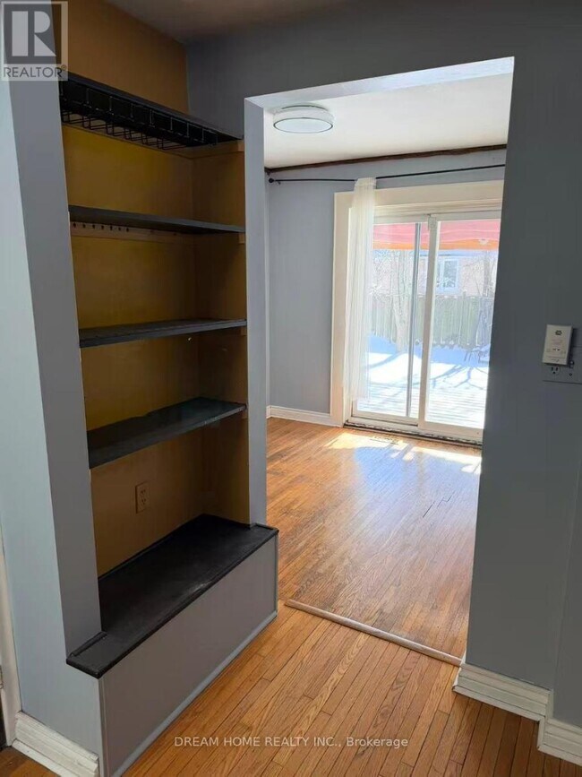 Building Photo - 520 Lynett Crescent