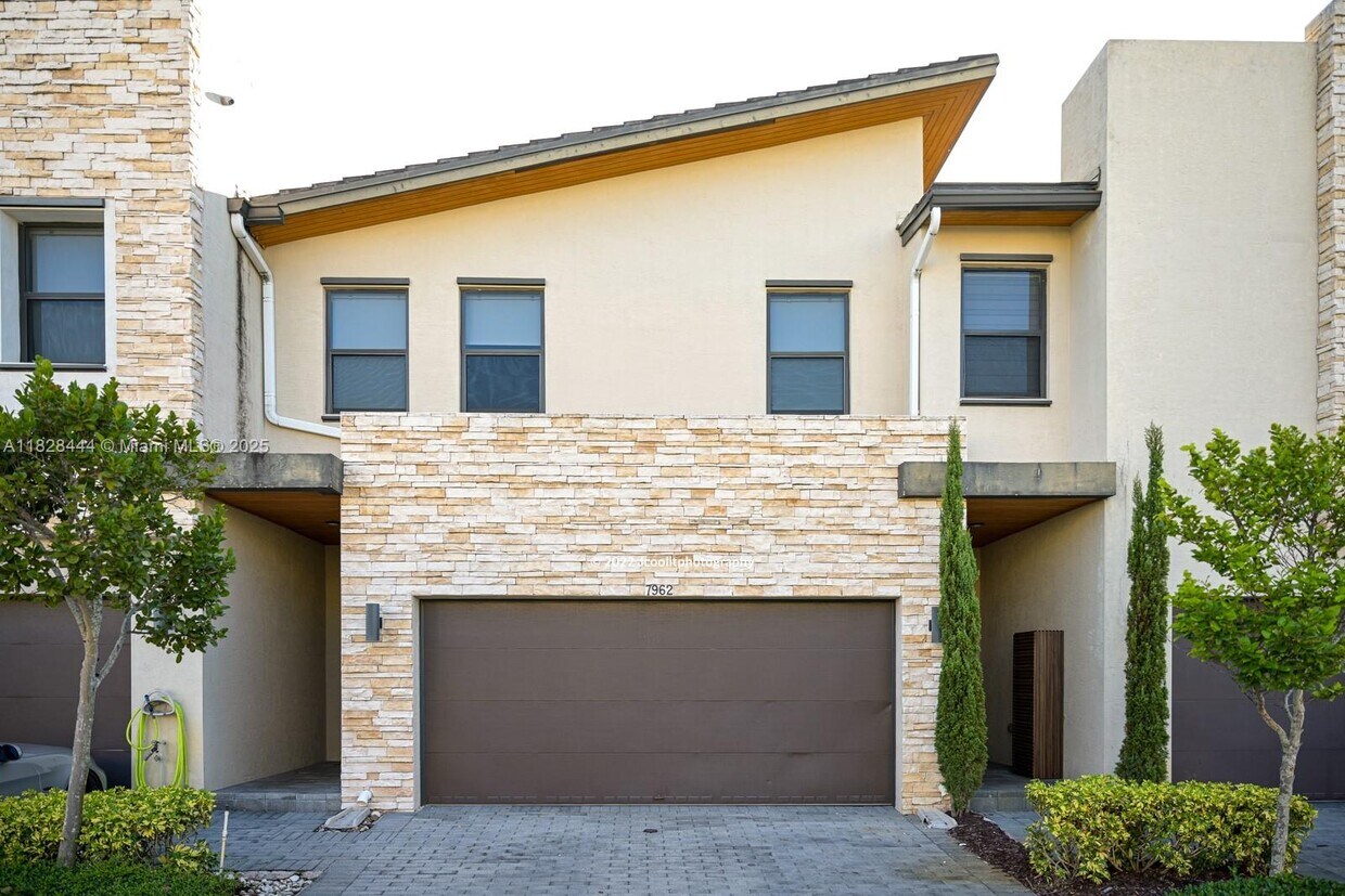 Foto principal - 7962 NW 105th Ct
